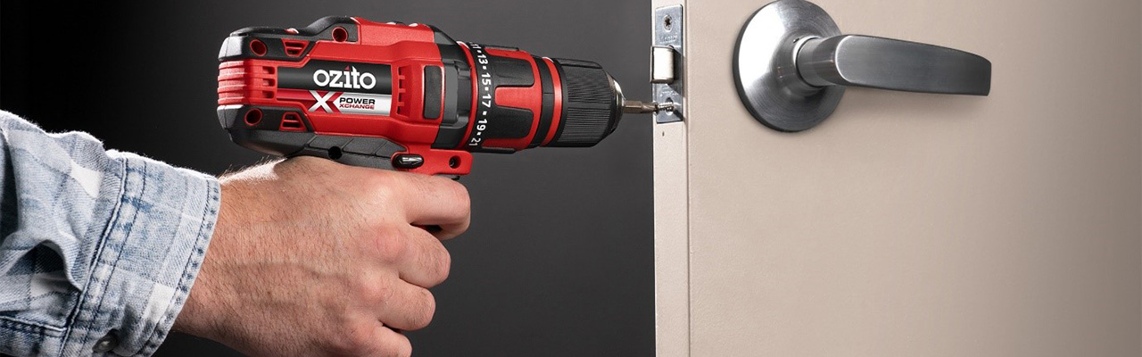 Fastening a door lock with a cordless screwdriver