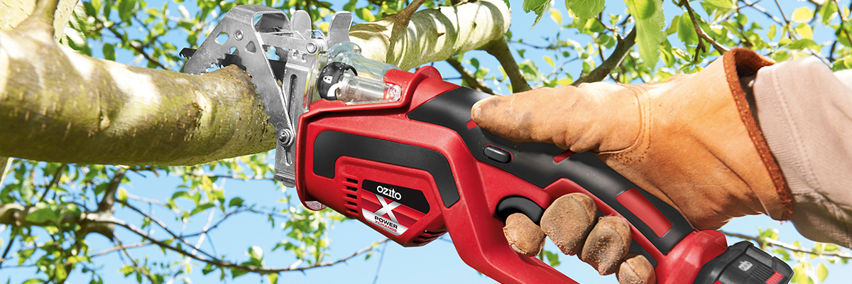 Working with a battery powered pruning saw